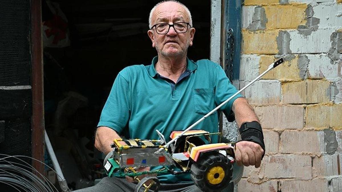 Çocuklar için nostaljik tel arabalar yapıyor