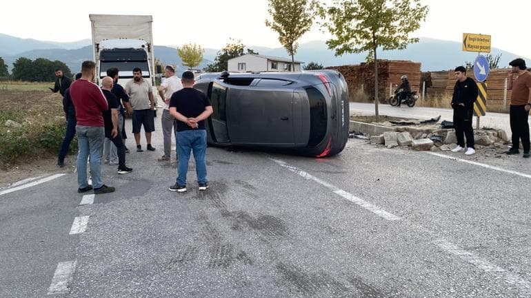 Refüje çarpan otomobilin devrilmesi kamerada; 1 yaralı