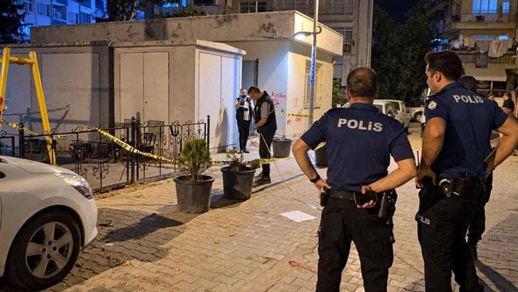 Yolda yürürken tabancalı saldırıda yaralandı