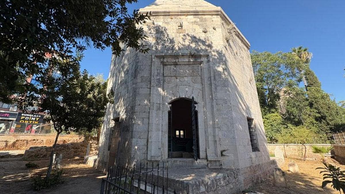 Antalya'da 'Zincirkıran' Mehmet Bey'in 649 yıllık türbesi zamana meydan okuyor