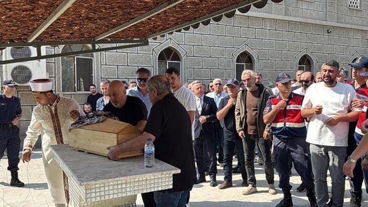 Umay bebek, aynı kazada ölen annesinin yanına defnedildi