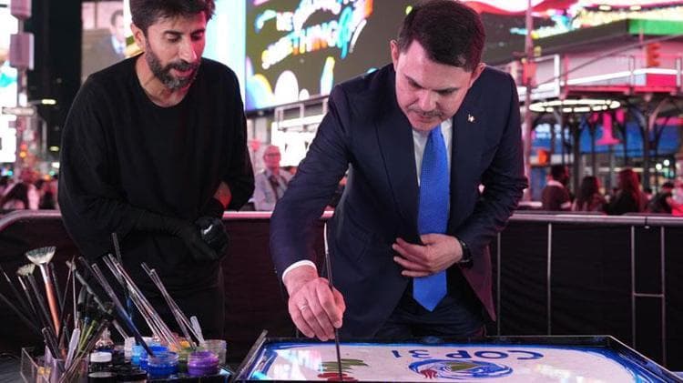 Bakan Kurum: Times Meydanı'nda ebru sanatımızla hem COP31 tanıtımını yapıyoruz hem hedeflerimizi paylaşıyoruz