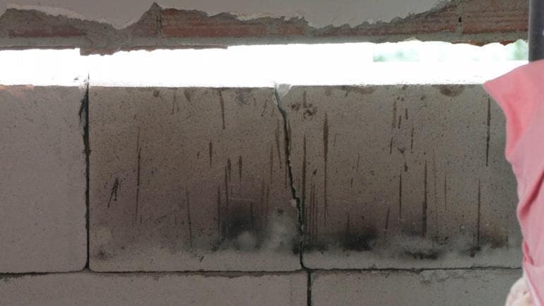 Zeytinburnu'nda inşaat çalışmasında yan binadaki dairenin dün yatak odası, bugün banyo duvarı yıkıldı