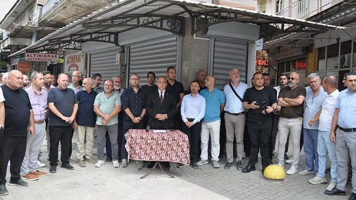 Manisa'da silahlı soygun girişimi sonrası kuyumcu esnafı kepenk indirdi