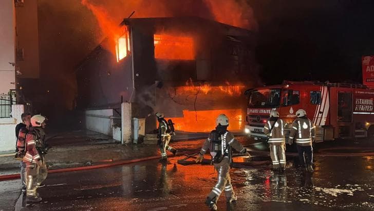 Esenyurt’ta lastikçide başlayan yangın iş yerlerine sıçradı; 6 iş yeri zarar gördü
