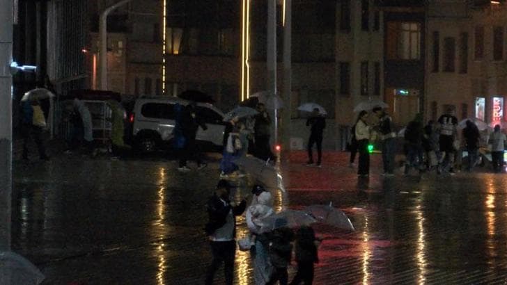 İstanbul'da yağışla birlikte trafik yoğunluğu oluştu