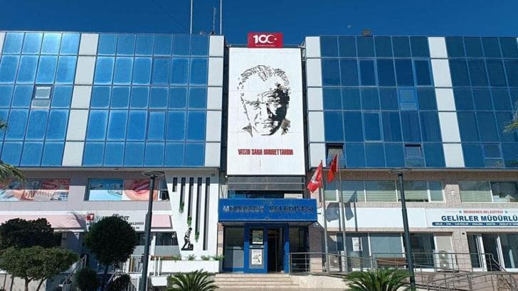Menderes Belediyesi'ne ikinci dalga operasyon: 9 gözaltı