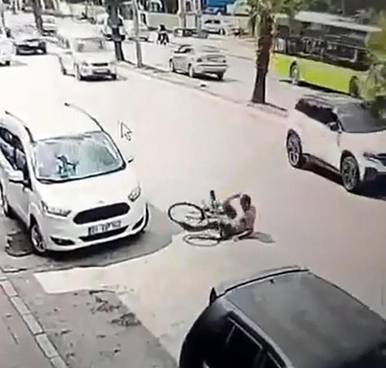Özel halk otobüsünün açık olan kapısı bisikletliye çarptı; kaza kamerada