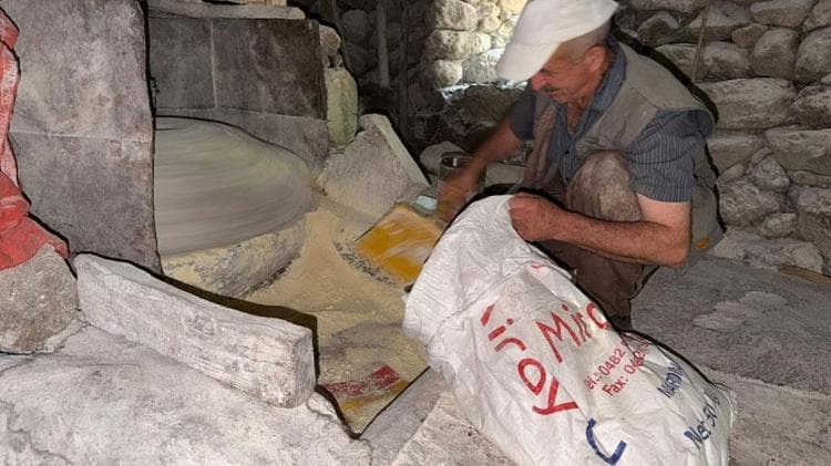 47 yıldır dede yadigarı su değirmenini işletiyor