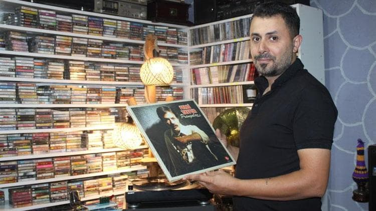 25 metrekare odada 15 bin plak, kaset ve CD’den oluşan koleksiyon oluşturdu