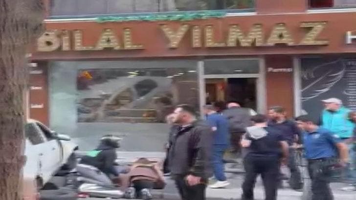 Bayrampaşa'da kazada savrulan otomobil berber dükkanına çarptı: 2'si ağır 5 yaralı