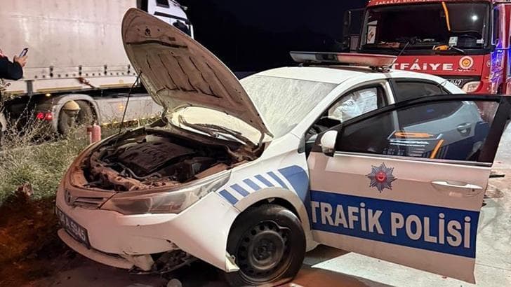 Radar görevi yapan polis aracına çarpan TIR'ın sürücüsü ağır yaralandı
