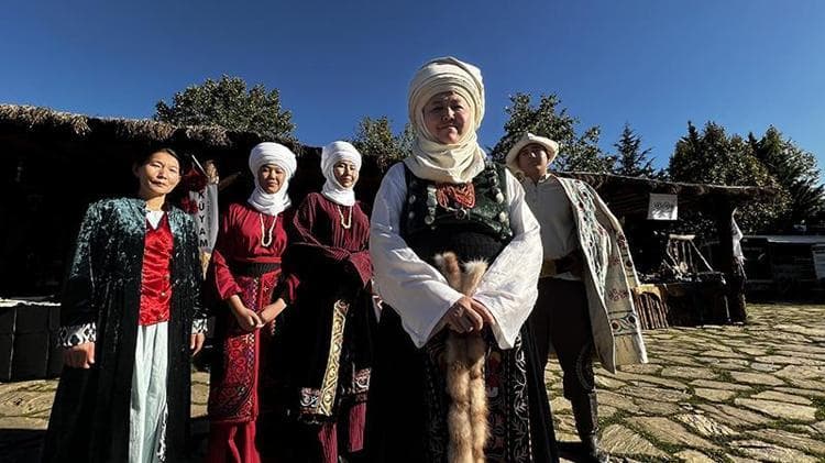 Geleneksel Kırgız kıyafetlerini yaşatıyor