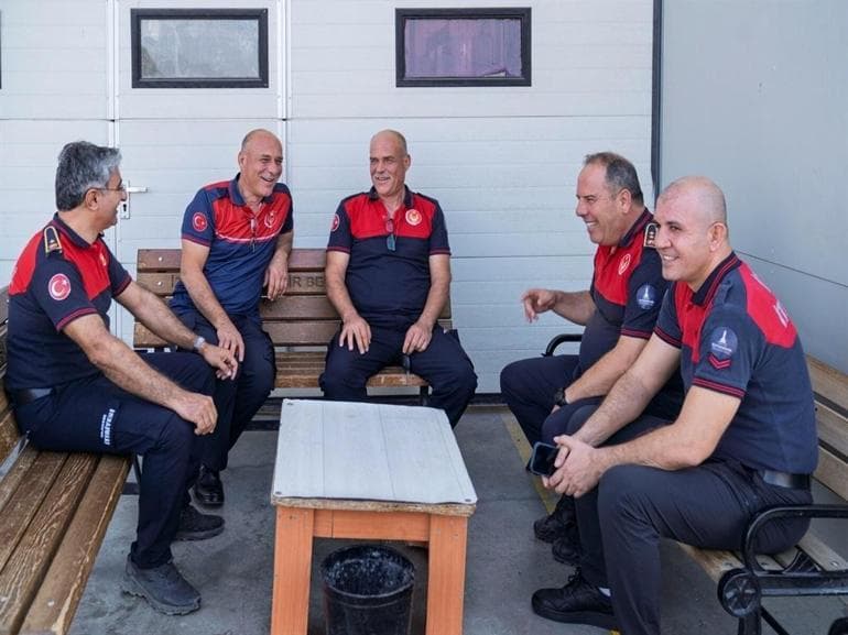 İkizler aynı gün itfaiyeci oldular aynı gün evlendiler