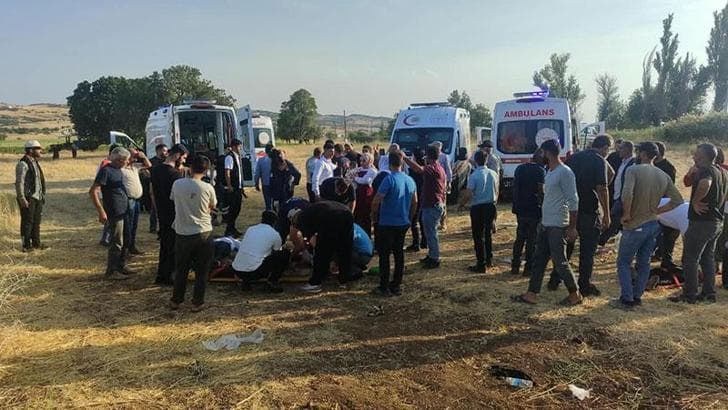 Diyarbakır’da devrilen otomobildeki 4’ü çocuk, 9 kişi yaralandı