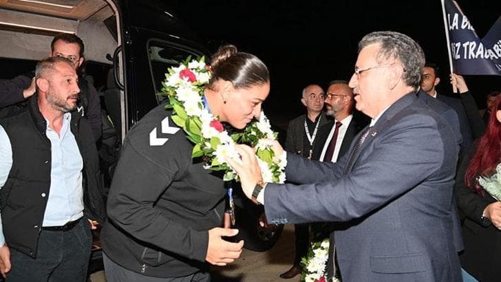 Şampiyon boksör Havvanur Kethüda Trabzon'da coşkuyla karşılandı