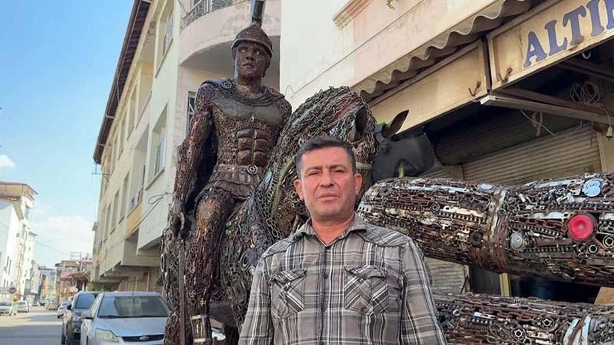 50 bin parça hurdayla Büyük İskender ve atı Bukefalos’un heykelini yaptı
