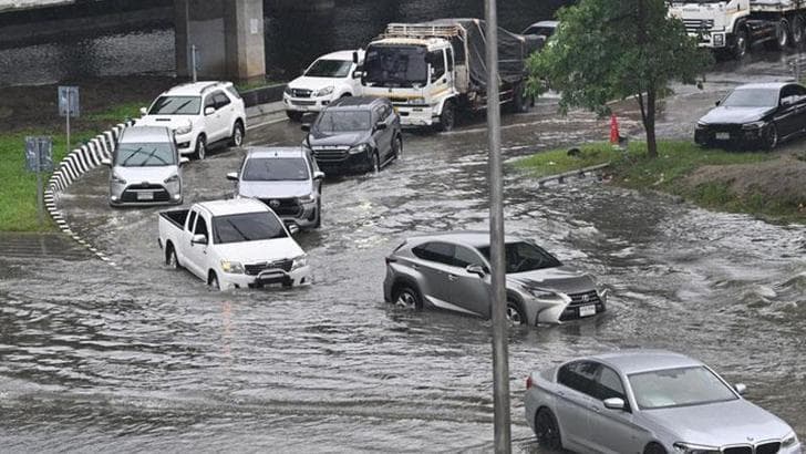 Bangkok'ta sel: Binlerce kişi tahliye edildi