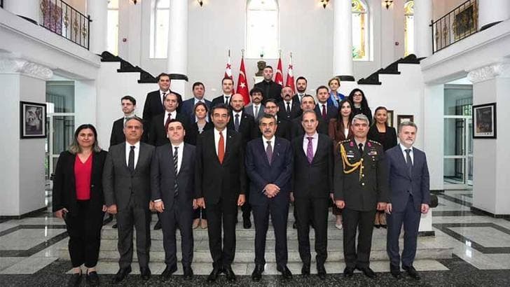 Bakan Tekin, Türkiye'nin Tiflis Büyükelçiliği'ni ziyaret etti