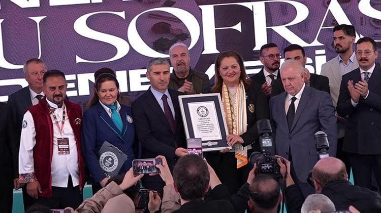 247 metrelik Anadolu Sofrası dünyanın en büyüğü olarak Guinness Rekorlar Kitabı’na girdi