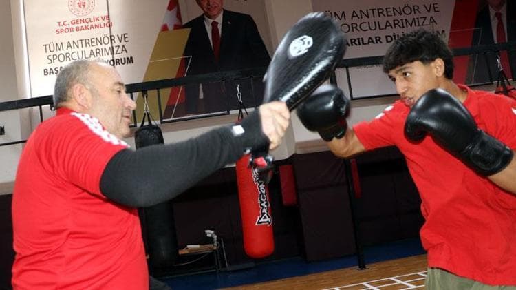 Ağabeyinin tavsiyesiyle kick boksa başlayan Furkan’ın hedefi dünya şampiyonluğu