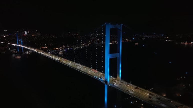 İstanbul Boğazı’ndaki köprüler turkuaz renge büründü