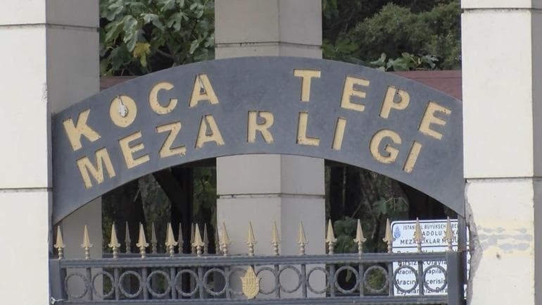 Kaşif Kozinoğlu'nun mezarından alınan örnekler yeniden kabrine konuluyor