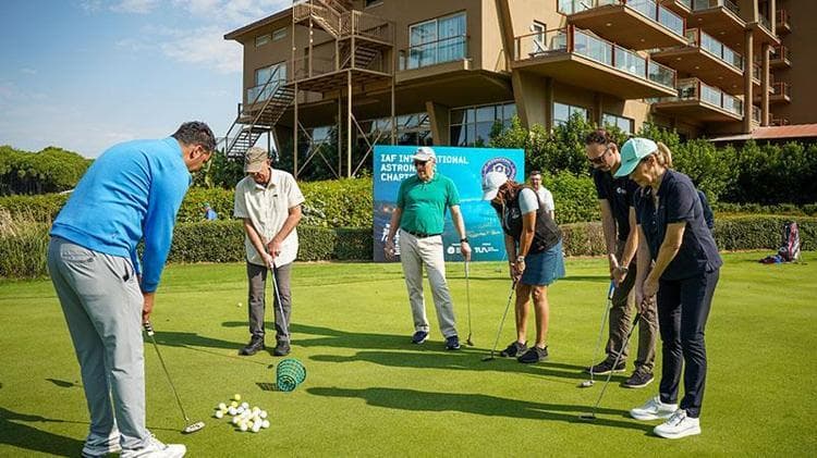 Astronotlar Belek'in tanıtımı için golf oynadı