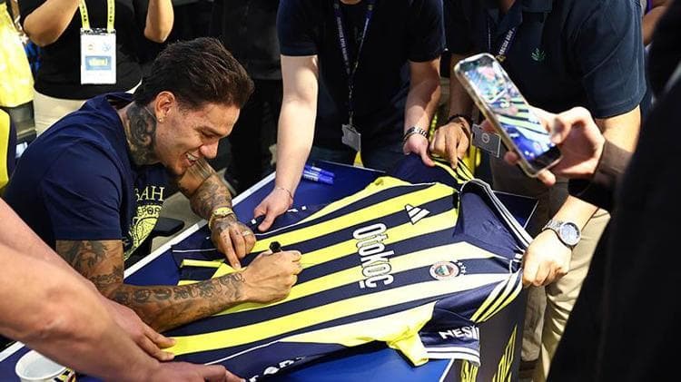Fenerbahçeli Ederson, imza gününde taraftarlarla buluştu