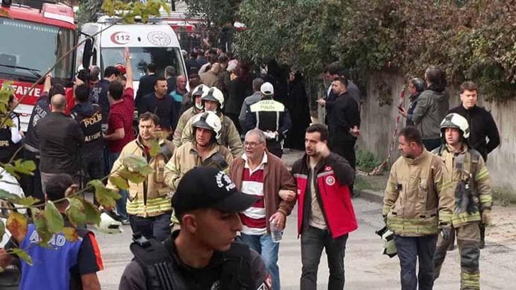 Maltepe'de 3 katı çöken binanın enkazında yakınları bulunanların bekleyişi sürüyor