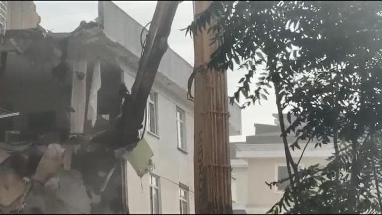 Maltepe'de çöken binada kontrollü yıkım başladı
