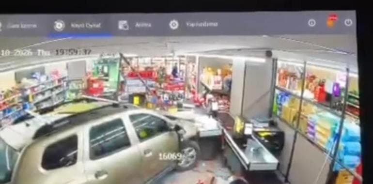Otomobilin markete girdiği kaza kamerada