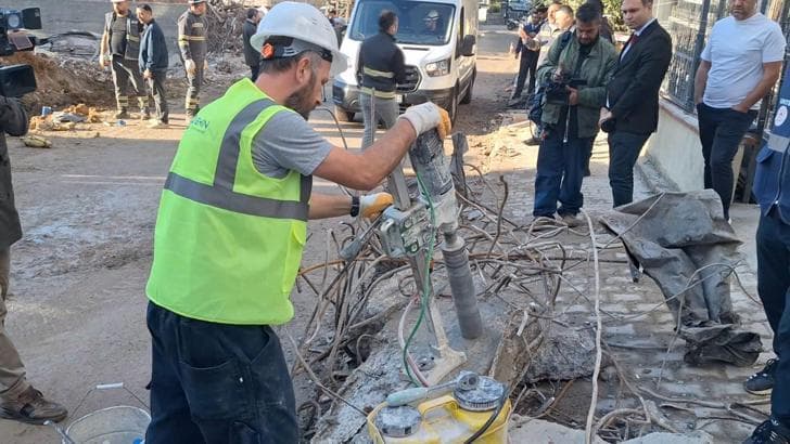 Maltepe'de 3 katı çöken binadan incelenmek üzere örnekler alındı