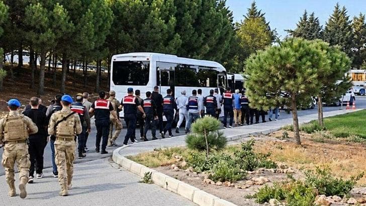 Çeşme Belediyesi'ne operasyonda şüpheliler adliyede
