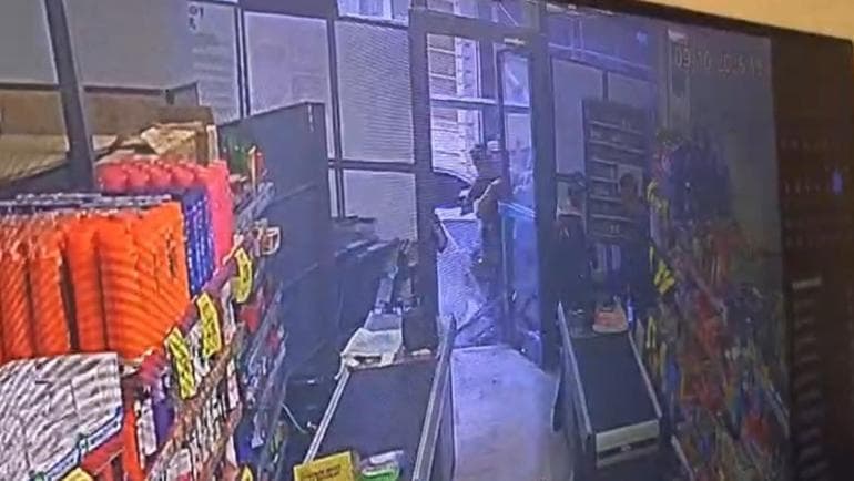 Şişli’de otomobil marketten çıkan müşteriye çarptı
