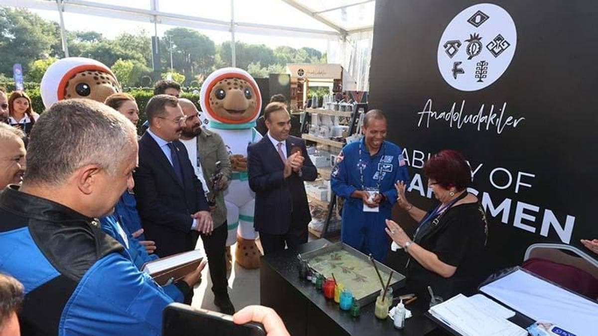 Bakan Kacır, Uluslararası Uzay Kongresi (IAC 2026) kapsamında ülkemizde bulunan astronotlarla birlikte Anadolu Pazarı’nı ziyaret etti