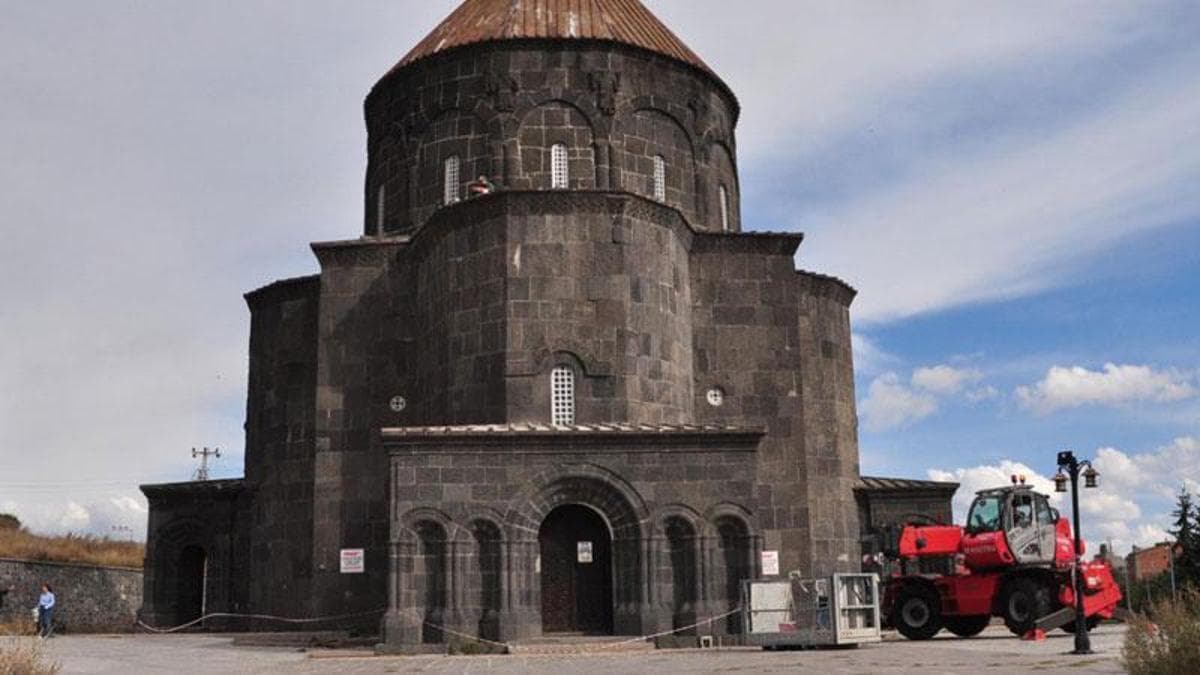 Kars’ta tarihi Kümbet Camisi’nde restorasyon çalışması başladı