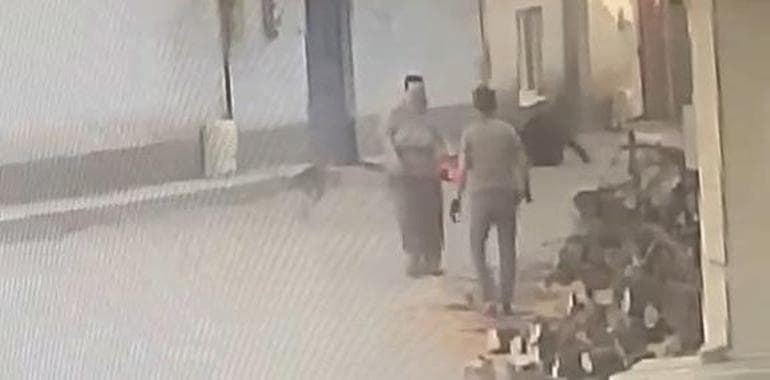Bursa'da motorlu testereyle korkutulan yaşlı kişi kaçarken düştü