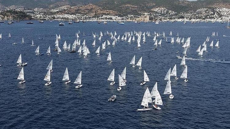 ILCA U21 Avrupa Şampiyonası Bodrum’da renkli görüntülerle başladı