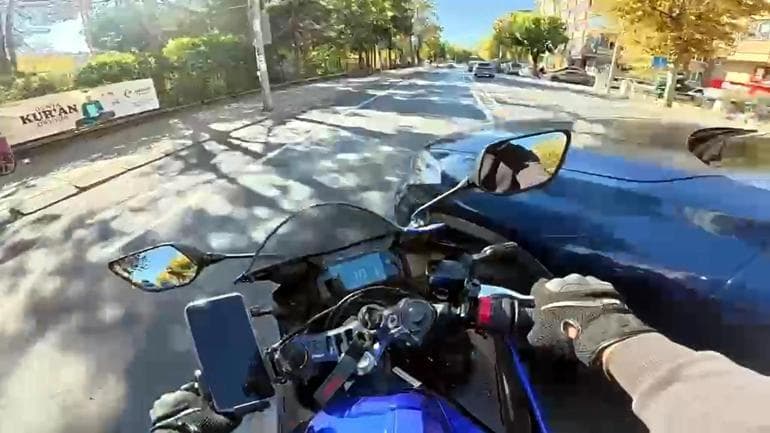 Motosikletle otomobilin çarpıştığı anlar kask kamerasında