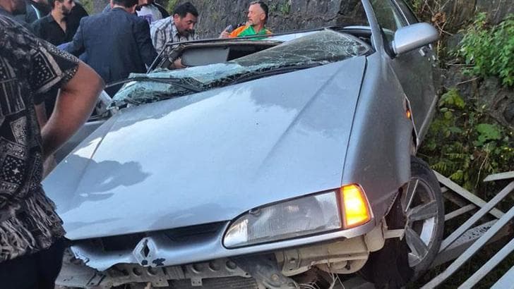 Artvin'de otomobil istinat duvarına çarptı: 3 yaralı