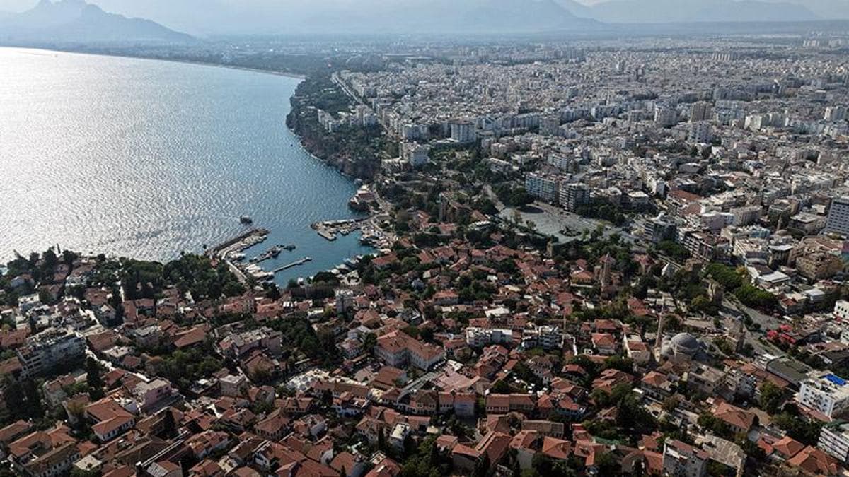 Modern yaşam ile tarihin iç içe geçtiği Kaleiçi havadan görüntülendi