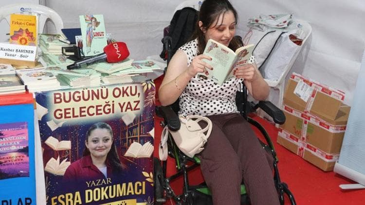 Yürüme engelli Esra, hayat hikayesini kitabı ‘Umut’ta anlattı