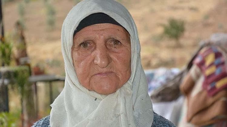 Annesiyle başladığı çitlembik mesaisini 78 yaşında sürdürüyor