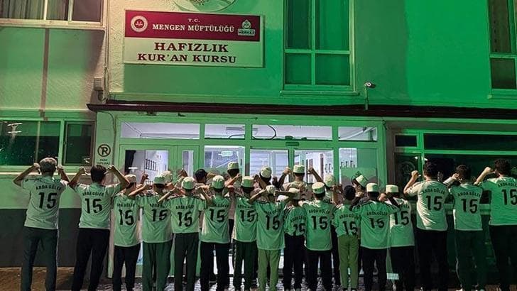 Arda Güler’den hafızlık öğrencilerine imzalı forma