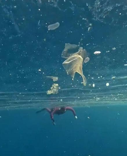 Yağışlar sonrası denizdeki plastik kirliliği kamerada