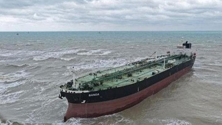 Sarıyer’de karaya oturan tanker kurtarıldı