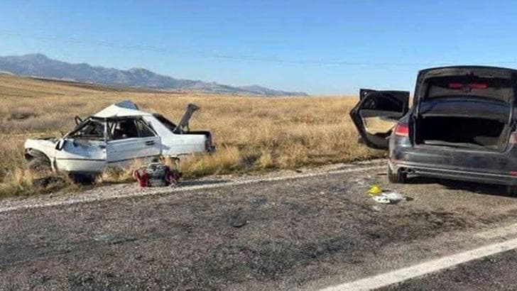 Otomobiller kafa kafaya çarpıştı: 4 ölü, 4 yaralı