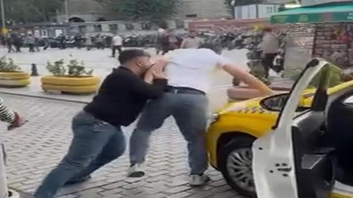 Fatih'te taksicilerin yumruklu 'yolcu alma' kavgası kamerada