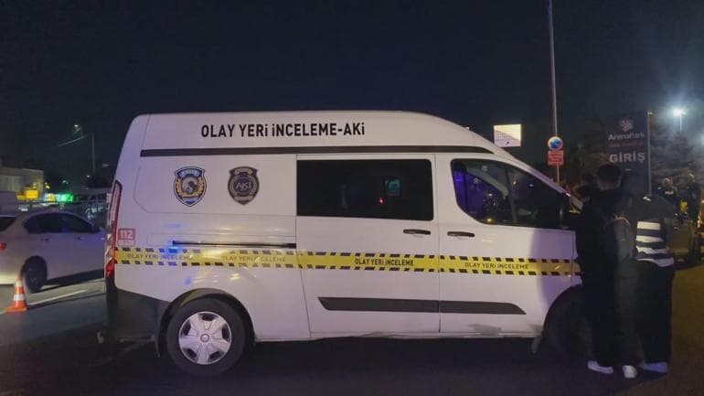 Küçükçekmece'de otomobil ile çarpışan motosikletli öldü; kaza kamerada